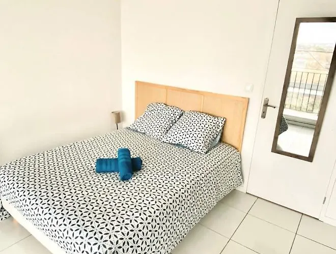 Private - Shared - Tram A-c1-4 Cenon